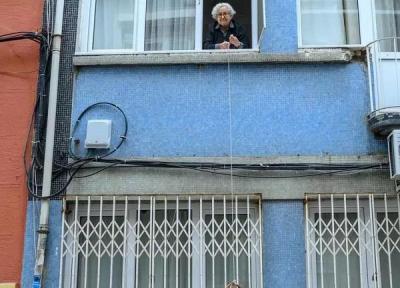 سبدهای آویزان از پنجره: راه کار سالمندان ترکیه برای روبرو با کرونا