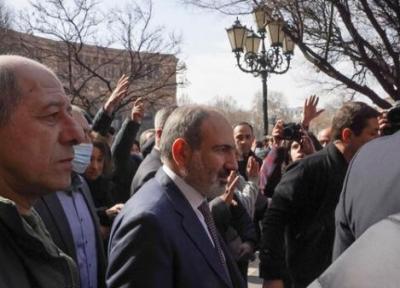 معترضا ارمنستان جلوی کاروان خوروهای حامل پاشینیان را گرفتند